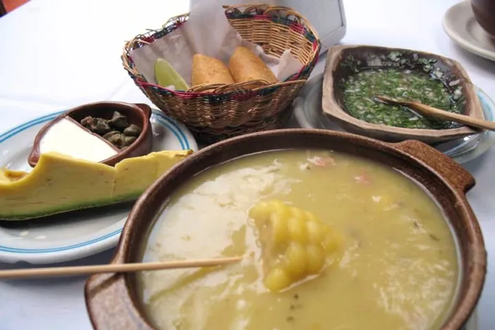 アヒアコ・ボゴターノ（鶏肉とじゃがいものスープ）