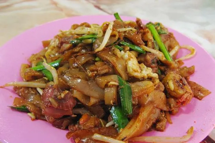 チャークイティオ(平たい米麺の炒め物)