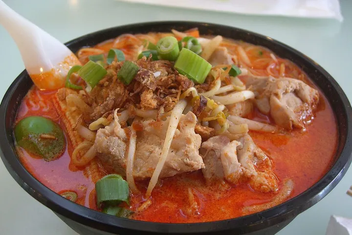 ラクサ・ルマ（ココナッツスープ麺）