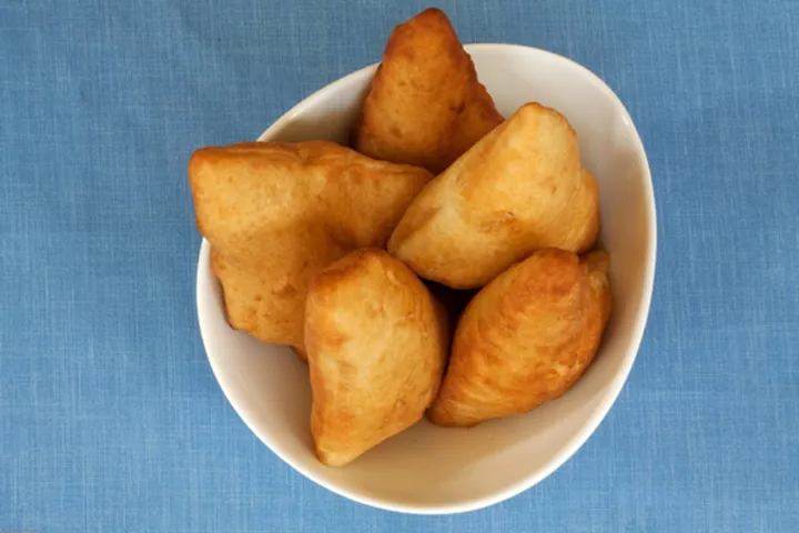 マンダジ（ココナッツ風味の揚げパン）