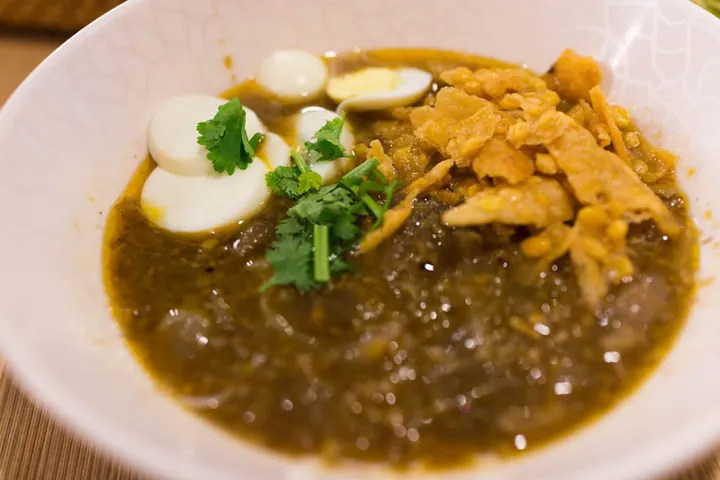 モヒンガー（魚スープの米麺）