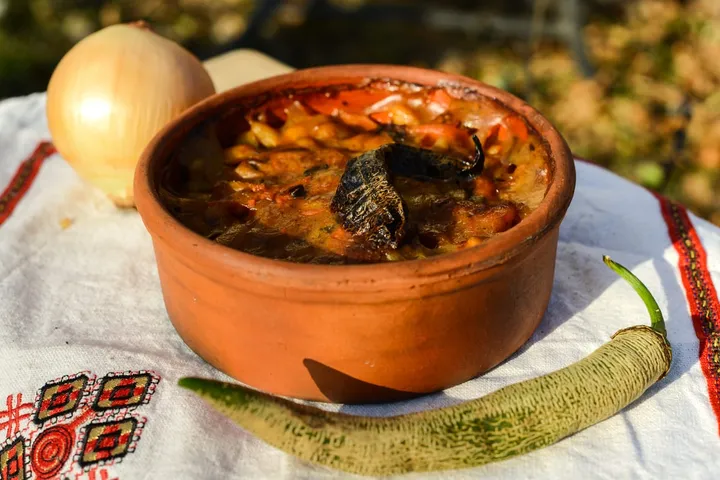 タヴチェ・グラヴチェ(白いんげん豆のオーブン焼き)