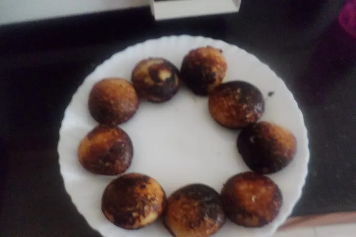 ヴィトゥンブア(米とココナッツの丸い焼き菓子)
